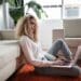 unsplash - thought-catalog- fille qui cherche des infos sur les erasmus - Comment entreprendre pendant son Erasmus