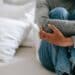 pexels-alex-green-étudiante seule - Depuis que je suis aux études, la distance avec ma famille me pèse