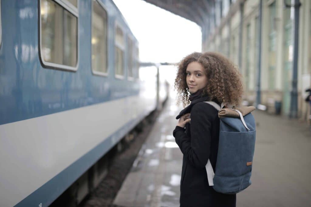 pexels-andrea-piacquadio-étudiante qui attend le train - La Ville de Liège prend des initiatives pour améliorer la mobilité des étudiants