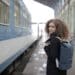 pexels-andrea-piacquadio-étudiante qui attend le train - La Ville de Liège prend des initiatives pour améliorer la mobilité des étudiants