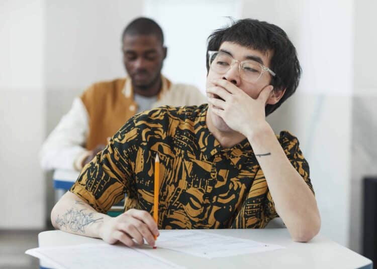 pexels-andy-barbour- étudiant qui s'ennuie - Top 5 des GIPH’s à envoyer à ce pote qui ne fout rien en cours