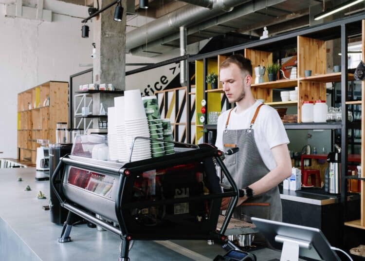 pexels-cottonbro-étudiant qui travail dans un café - Un job étudiant en été ou à l’année quel est le meilleur choix