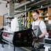 pexels-cottonbro-étudiant qui travail dans un café - Un job étudiant en été ou à l’année quel est le meilleur choix