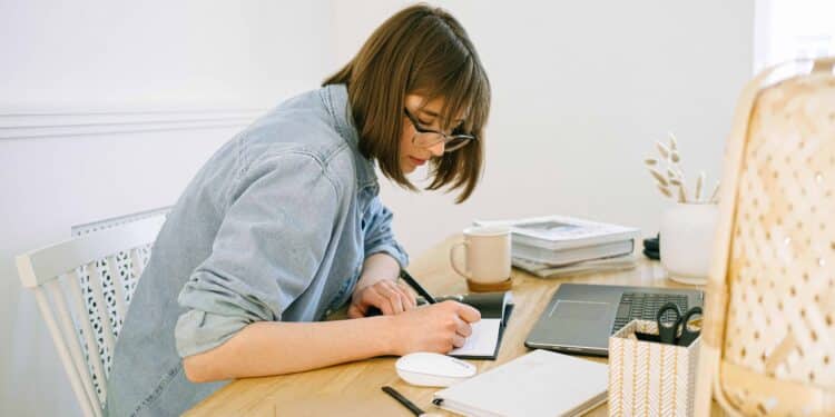 pexels-ivan-samkov-étudiante qui étudie sur son bureau - Pourquoi faire des études en Sciences Politiques