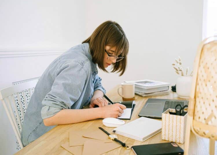 pexels-ivan-samkov-étudiante qui étudie sur son bureau - Pourquoi faire des études en Sciences Politiques