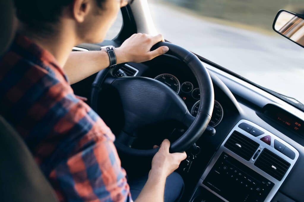 pexels-jeshootscom- jeune conducteur en voiture - Mobilité changements d’habitudes pour les étudiants étant donné la hausse des prix