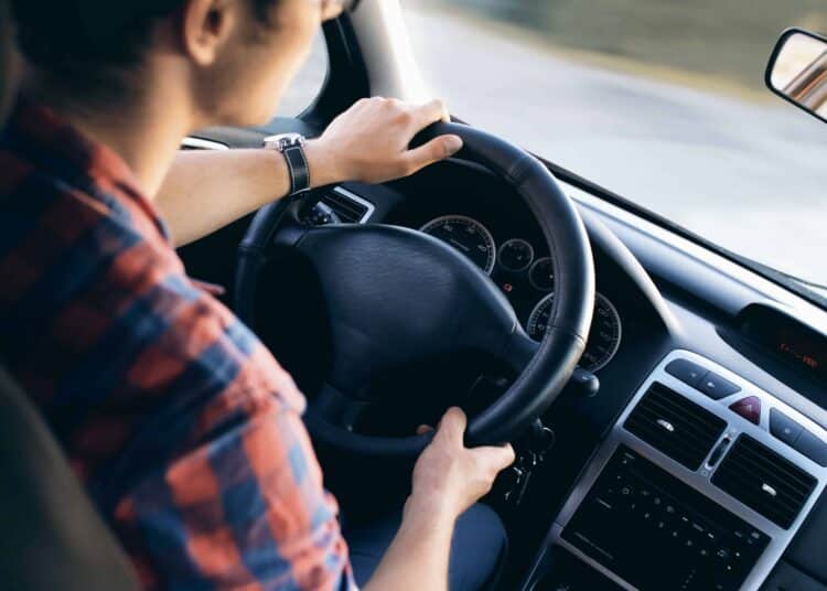 pexels-jeshootscom- jeune conducteur en voiture - Mobilité changements d’habitudes pour les étudiants étant donné la hausse des prix