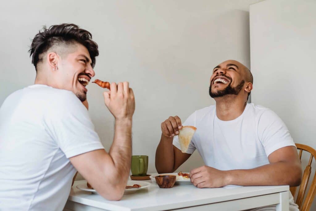 pexels-ketut-subiyanto-deux étudiants qui mangent ensemble - 6 recettes étudiantes à petit budget