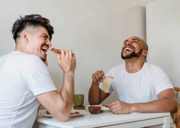 pexels-ketut-subiyanto-deux étudiants qui mangent ensemble - 6 recettes étudiantes à petit budget