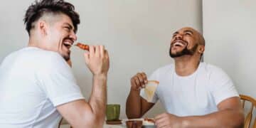 pexels-ketut-subiyanto-deux étudiants qui mangent ensemble - 6 recettes étudiantes à petit budget