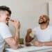pexels-ketut-subiyanto-deux étudiants qui mangent ensemble - 6 recettes étudiantes à petit budget