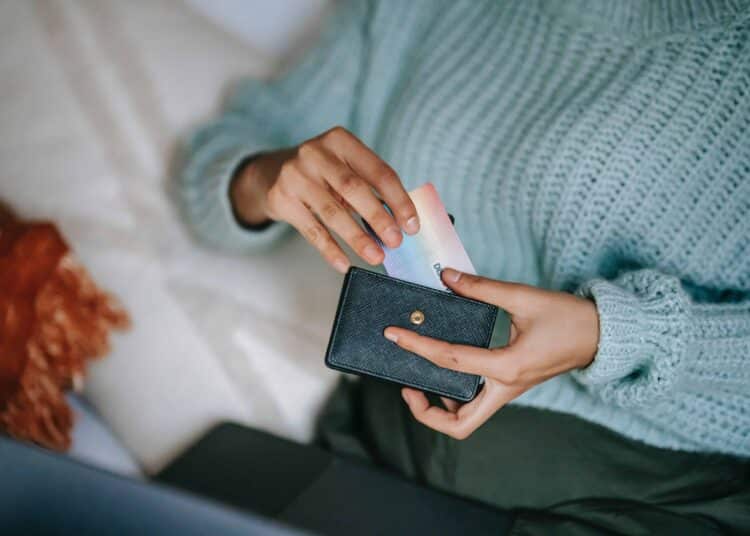 pexels-liza-summer-5 raisons de ne pas prendre ton portefeuille en soirée