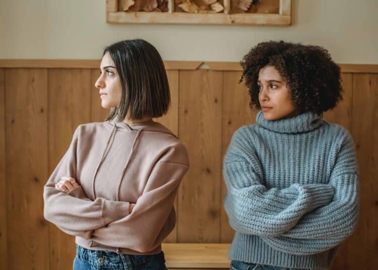 pexels-liza-summer-deux étudiantes qui sont en dispute - Je m'éloigne de mes ami.e.s parce que je suis en couple, que faire