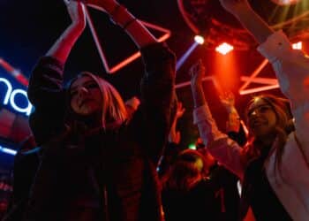 pexels-mart-production-deux étudiantes en soirée - Comment ne pas dépenser trop d’argent en soirée