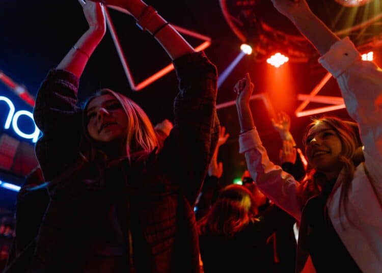 pexels-mart-production-deux étudiantes en soirée - Comment ne pas dépenser trop d’argent en soirée