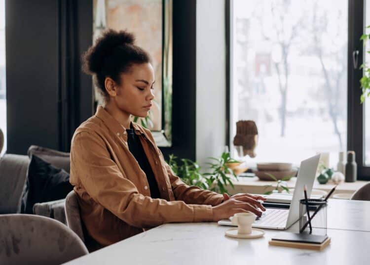pexels-mikhail-nilov-étudiante qui cherche un job étudiant - Comment jongler entre deux jobs étudiants