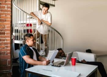 pexels-rodnae-productions-deux colocs dans un appartement - Comment bien se vendre pour entrer dans une chouette coloc