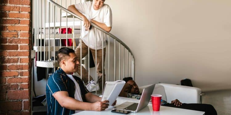 pexels-rodnae-productions-deux colocs dans un appartement - Comment bien se vendre pour entrer dans une chouette coloc