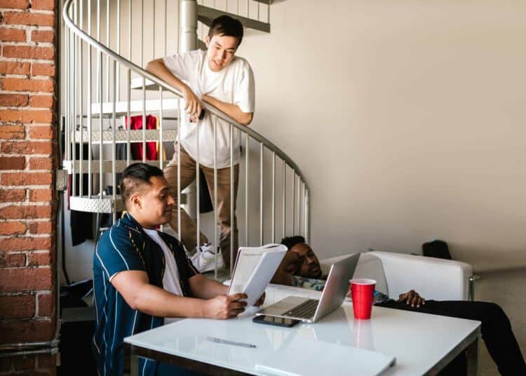 pexels-rodnae-productions-deux colocs dans un appartement - Comment bien se vendre pour entrer dans une chouette coloc