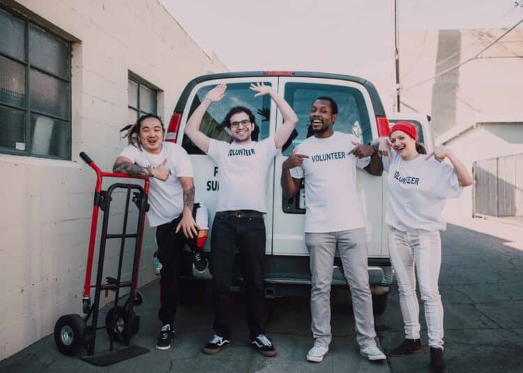 pexels-rodnae-productions- jeunes qui font du bénévolat - Les types de bénévolat quand on est étudiant