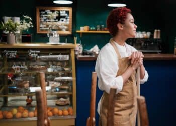 pexels-ron-lach-étudiant qui travaille - 4 avantages d’un job étudiant à l’année