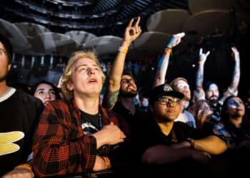 pexels-wendy-wei-étudiants qui font la fete - Comment survivre à une semaine de guindaille
