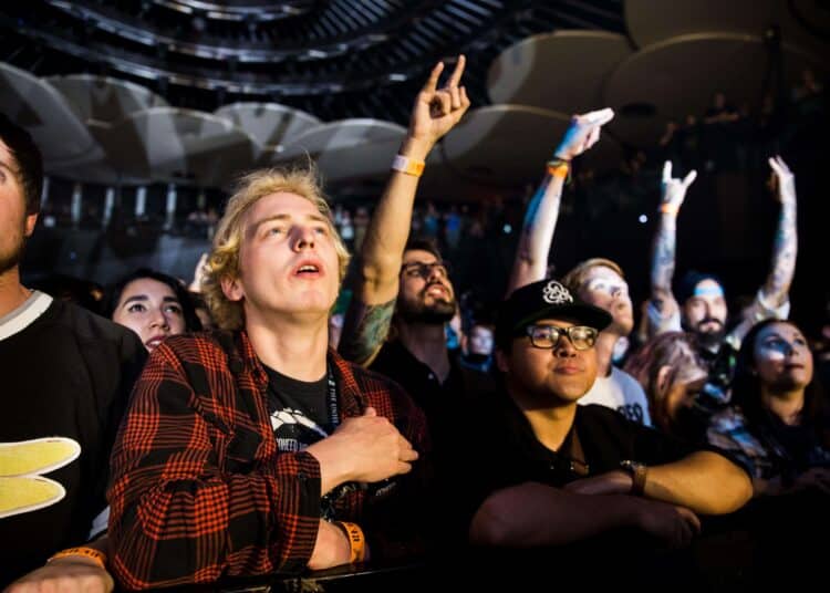 pexels-wendy-wei-étudiants qui font la fete - Comment survivre à une semaine de guindaille