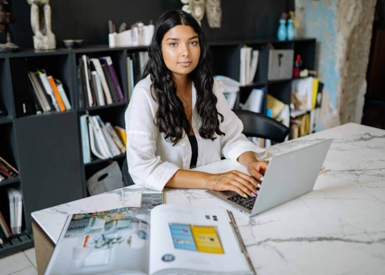 pexels-yan-krukov-étudiante en stage - 8 choses à apporter le premier jour de ton stage