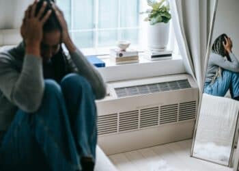 pexels-alex-green-étudiante mal dans sa chambre - La pression sociale, qu'en pensent les étudiants