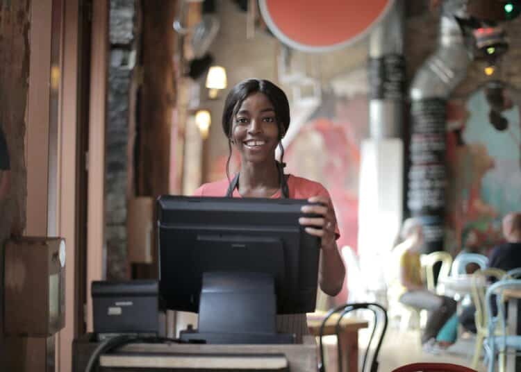 pexels-andrea-piacquadio-etudiante qui job contente - Top X des jobs étudiants où tu te fais le plus de potes