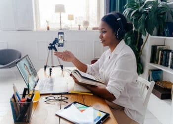 pexels-antoni-shkraba-etudiante qui passe un call - 6 appareils en veille qu'il faut éteindre pour faire des économies dans ton kot