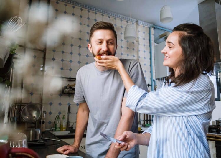 pexels-cottonbro- deux étudiants qui mangent ensemble - 5 conseils pour prendre soin de ta santé mentale durant tes études