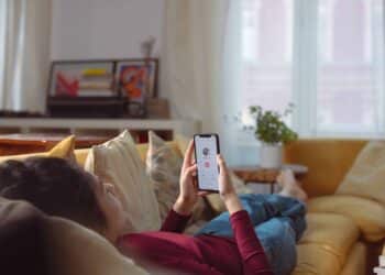 pexels-cottonbro-jeunesuruneapplicationderencontresursontéléphone-Top12disquettesoriginalesdesétudiants