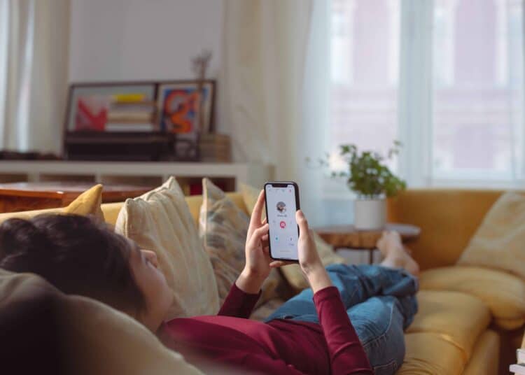 pexels-cottonbro-jeunesuruneapplicationderencontresursontéléphone-Top12disquettesoriginalesdesétudiants