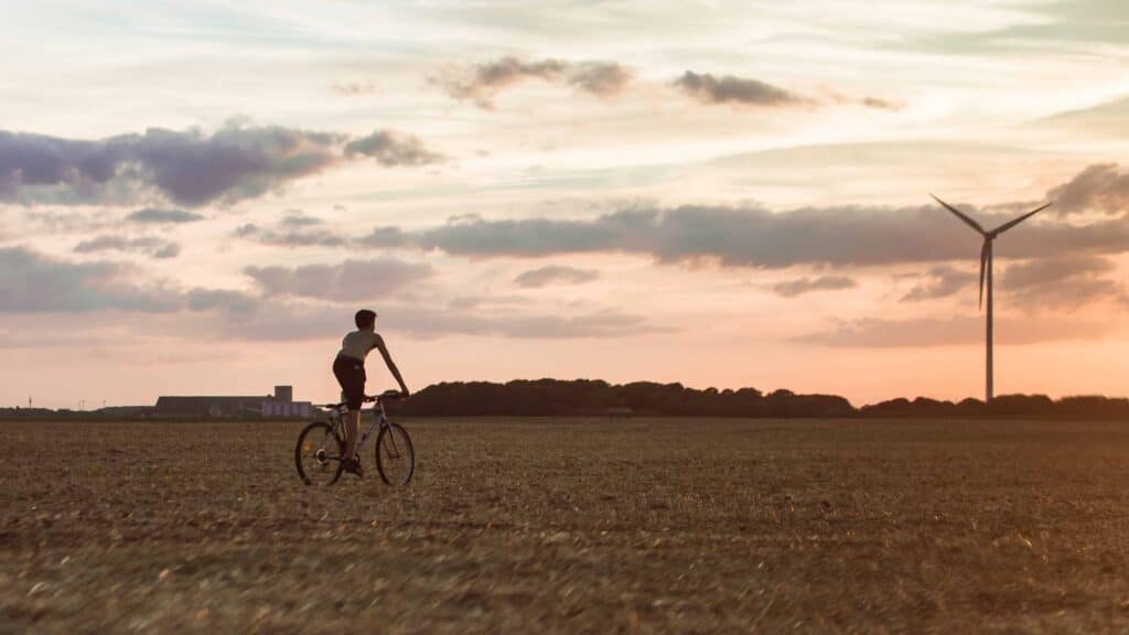 pexels-hasan-zahra-jeune qui fait du velo - L'écologie, qu'en pensent les étudiants