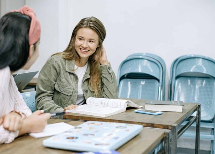 pexels-ivan-samkov-deux étudiantes qui parlent - 4 raisons de ne pas avoir honte de partir à la pause