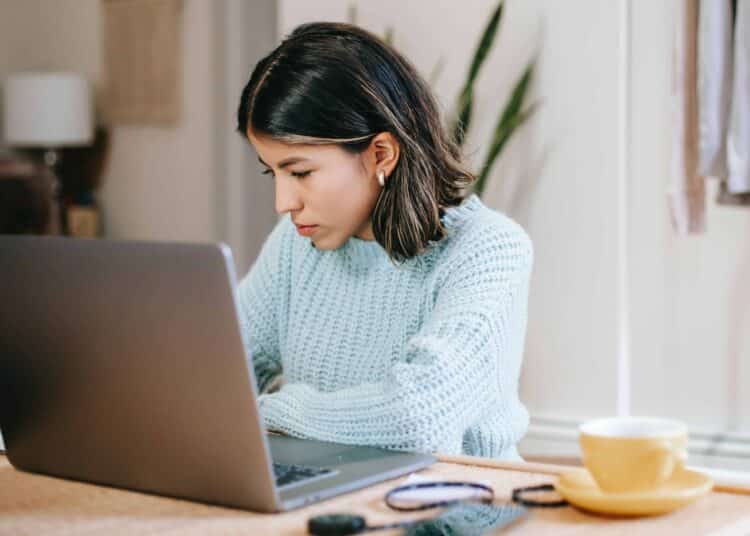 pexels-liza-summer- Les 475 heures passeront à 600 heures pour les jobs étudiants en 2023