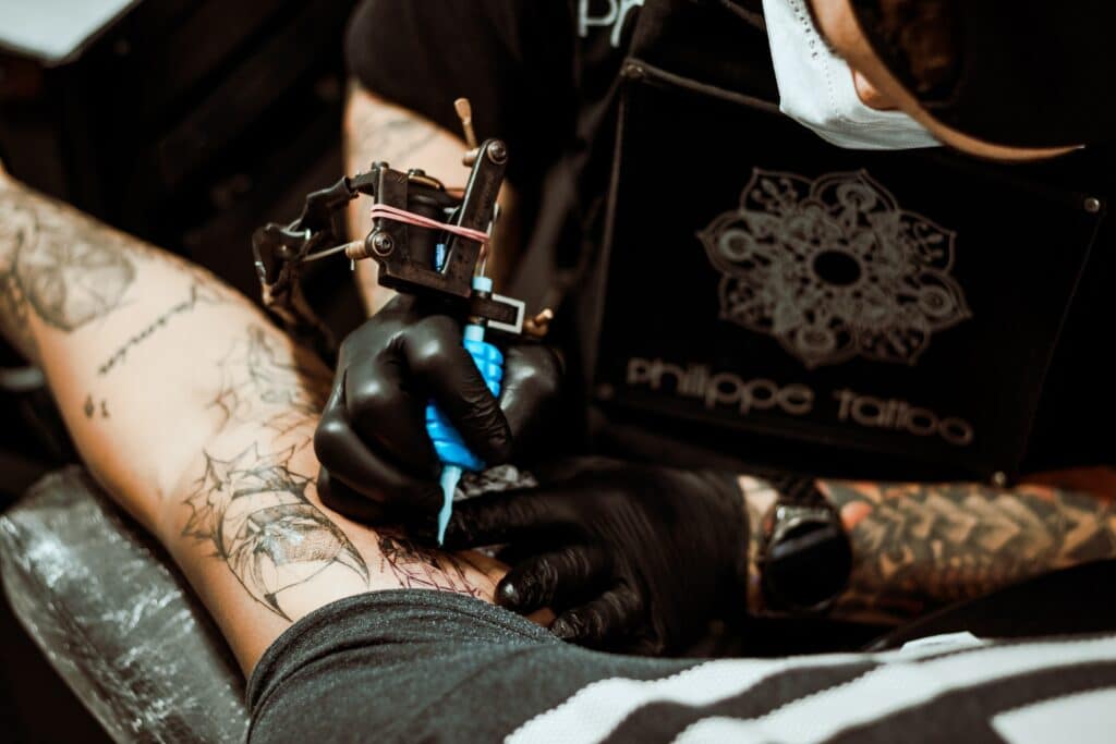 pexels-lucas-guimarães-étudiant qui se fait tatouer - Le tatouage, bonne ou mauvaise idée