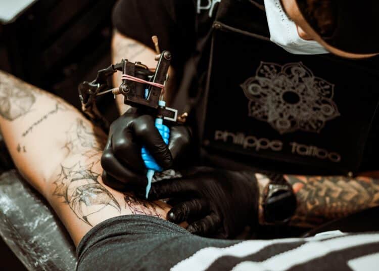 pexels-lucas-guimarães-étudiant qui se fait tatouer - Le tatouage, bonne ou mauvaise idée