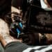 pexels-lucas-guimarães-étudiant qui se fait tatouer - Le tatouage, bonne ou mauvaise idée