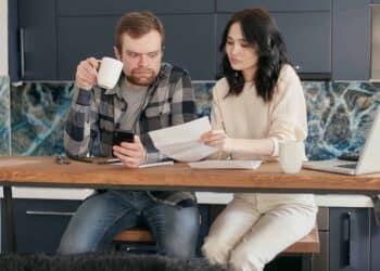 pexels-mikhail-nilov- deux étudiants qui calculent leur budgetDépensons-nous plus notre argent lorsqu’on est en couple