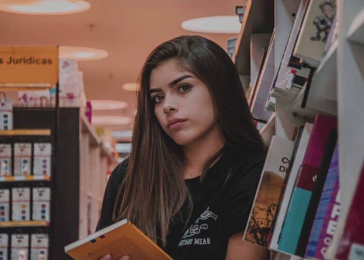 pexels-nicole-berro- jeune étudiante de première - 6 éléments qui résument ton premier mois de cours en tant que bac 1