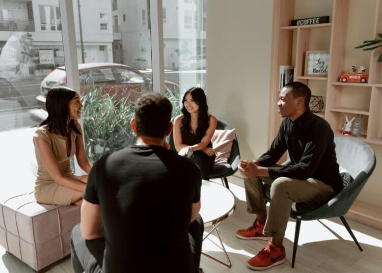 pexels-rodnae-productions-discussionentrecolocs-quittersontkotcommentl'annonceràsescolocs?