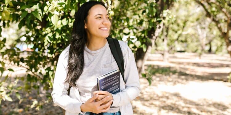 pexels-rodnae-productions-étudiante qui sourit - Les étudiants ont-ils pris de bonnes habitudes dès le début de l’année