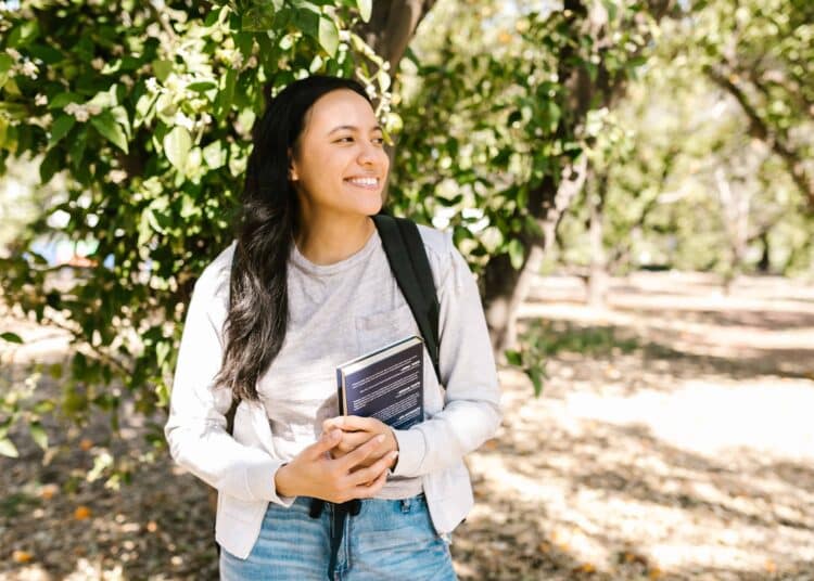 pexels-rodnae-productions-étudiante qui sourit - Les étudiants ont-ils pris de bonnes habitudes dès le début de l’année