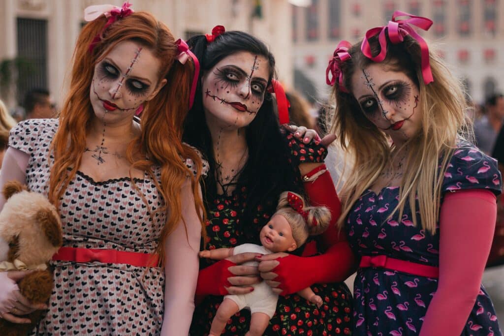 pexels-wilson-vitorino-trois étudiants déguisées - Top 5 des comptes instagram pour un make up halloween de folie
