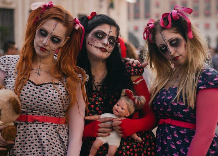 pexels-wilson-vitorino-trois étudiants déguisées - Top 5 des comptes instagram pour un make up halloween de folie
