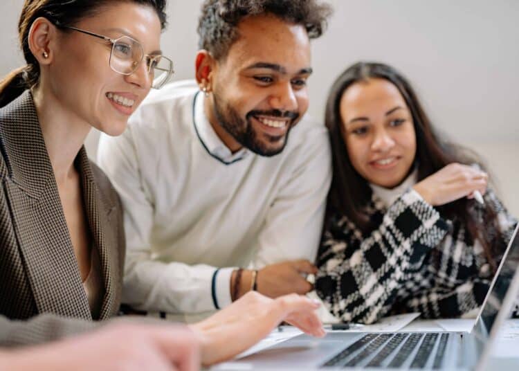 pexels-yan-krukov-étudiantq qui font un travail de groupe - Comment choisir les bonnes personnes pour un travail de groupe