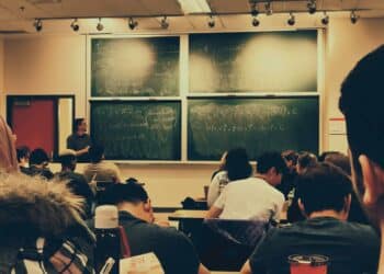 unplash - shubham-sharan-Z- étudiants en cours - 4 techniques pour ne pas te faire interroger en auditoire