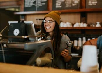 unsplash - brooke-cagle - étudiante a son job étudiant - Comment cumuler plusieurs jobs étudiants